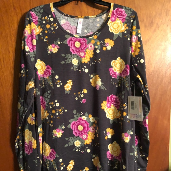 LuLaRoe Tops - Lularoe Lynnae Tee
